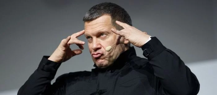 Владимир Соловьёв стал обзорщиком смартфонов. Телеведущий снял распаковку Huawei Mate X