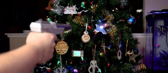 Ютубер умело перенес охоту на уток Duck Hunt с NES на новогоднюю елку — видео