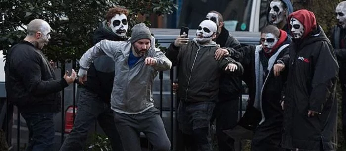 Фото: дублера Роберта Паттинсона на съемках «Бэтмена» избили бандиты с разукрашенными лицами