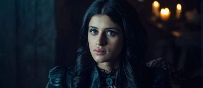 Фото: Йеннифэр и Филавандрель в лагере эльфов на съемках второго сезона «Ведьмака»