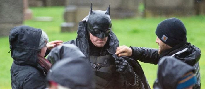 Появились новые фото со съемок «Бэтмена», где показали супергероя на мотоцикле