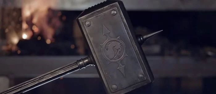 Российские ютуберы выковали молот Шао Кана из Mortal Kombat 11. Об этом их попросил Антон Логвинов