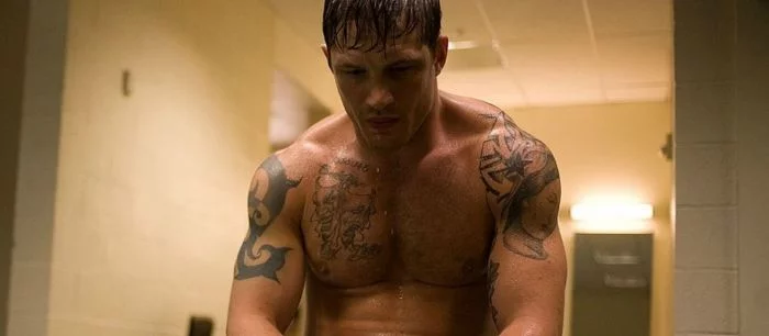 Том Харди показал татуировку по «Веному 2» с Карнажем