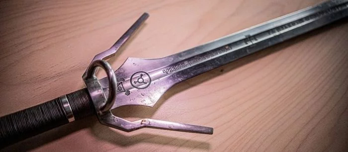 Глава CD Projekt RED выставил меч ведьмака на аукцион. Сейчас он стоит 37 тысяч рублей