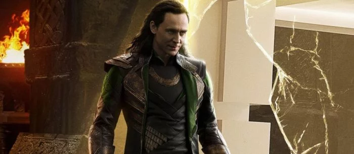 На новых фото со съемок сериала «Локи» показали Тома Хиддлстона и Женщину-Локи