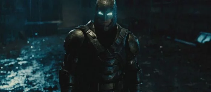 Помните броню Бэтмена из «Бэтмена против Супермена»? Теперь ее можно подробно рассмотреть на новых фотках