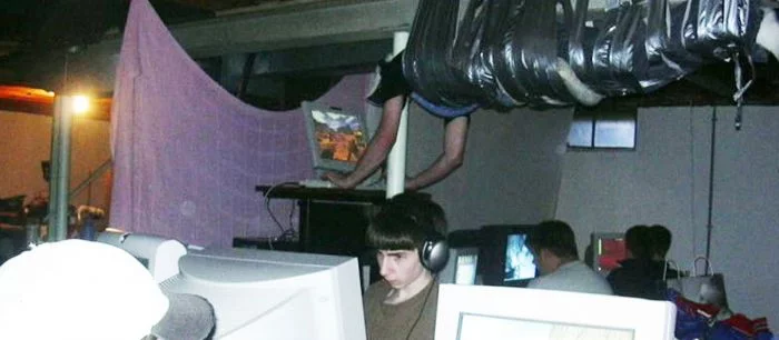 Про мем с приклеенным к потолку геймером, играющим в Counter-Strike, выпустят документалку