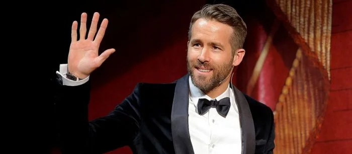 Райан Рейнольдс пожертвовал миллион долларов на борьбу с коронавирусом и затроллил Хью Джекмана