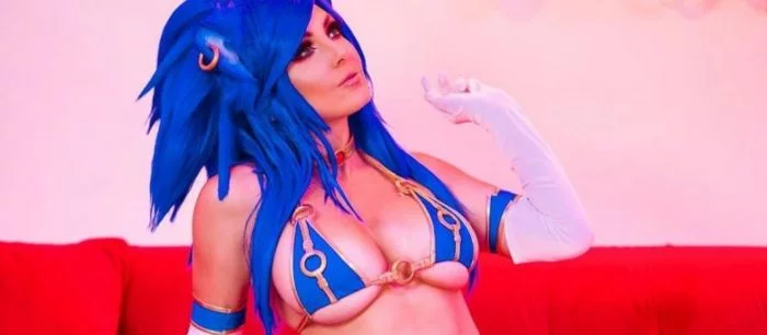 Соник с декольте — косплеерша устроила горячую фотосессию в костюме синего ежа