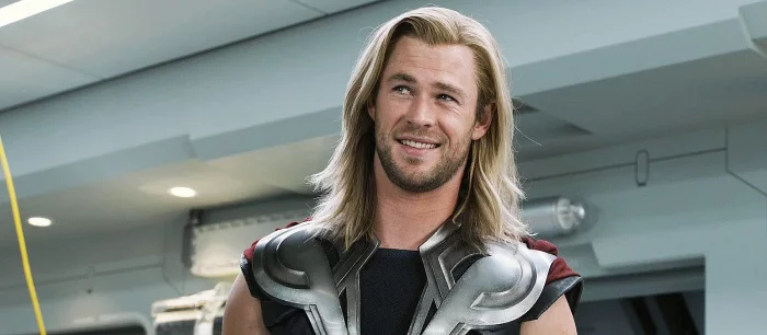 Фанат Marvel создал постер, на котором показал сразу две версии Тора — мужчину и женщину