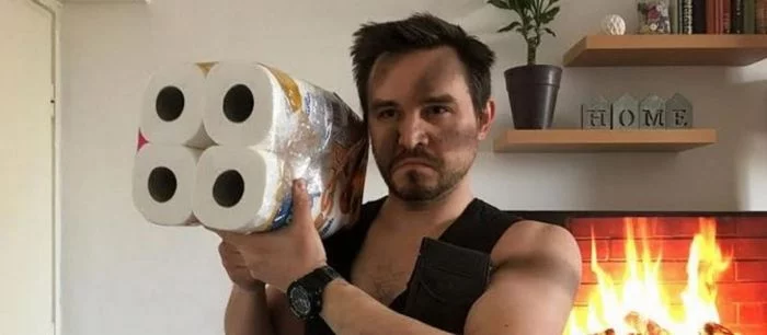 Пара из Венгрии воссоздала кадры из культовых фильмов. Вышло смешно и дико креативно