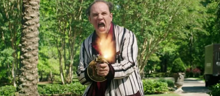 Том Харди в халате и с автоматом — вышел трейлер нового фильма про мафию «Лицо со шрамом»