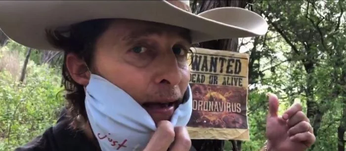 Терминатор чистит обувь, а Ганнибал желает всем добра: жизнь звезд на карантине