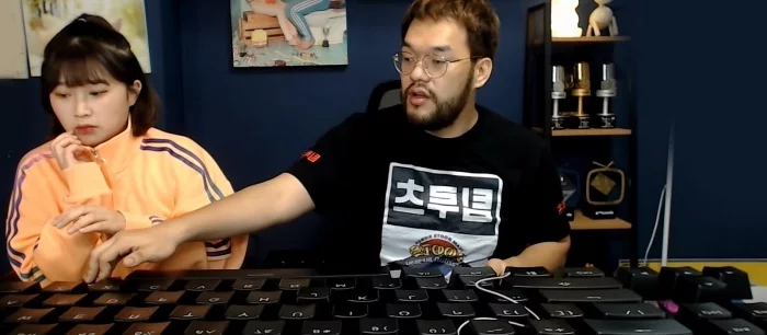 Профессионал StarCraft выиграл матч на громадной клавиатуре. Он уже однажды победил ногами