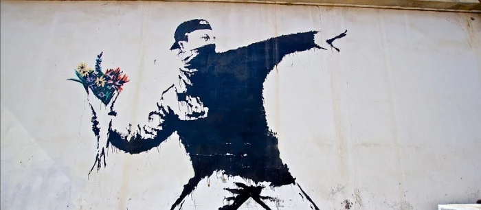 Знаменитый художник Бэнкси отправил Бэтмена и Человека-паука на мусорку