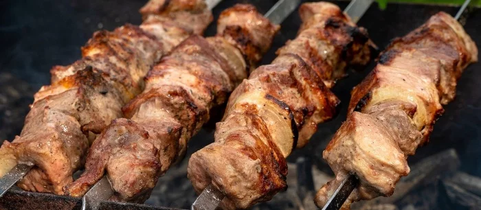 Авторы игр про два стула и походы в туалет издадут симулятор шашлыка