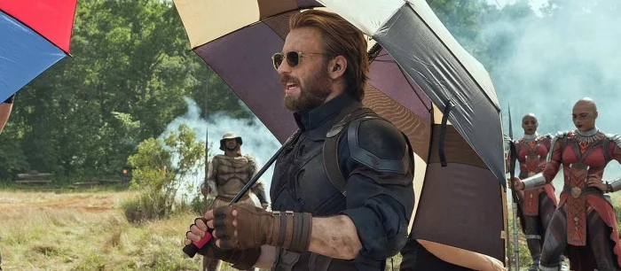 Disney показала забавные фото с Мстителями. На них есть Тор и Кэп с зонтиками, Наташа и человек-енот