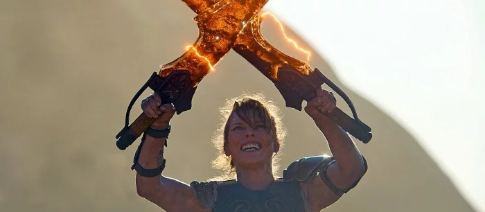 Фото: Милла Йовович сама выбрала огромные клинки для экранизации Monster Hunter