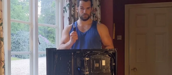 Генри Кавилл купил новый игровой ПК. Взгляните, как актер собирает свою машину — видео