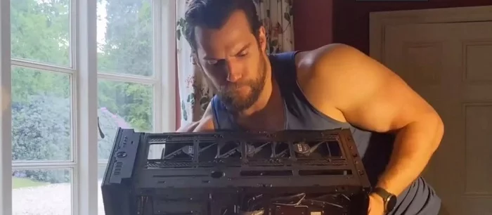 Генри Кавилла превратили в компьютерного мастера Дмитрия. Он удалит вирусы и отчистит ваш ПК от пыли