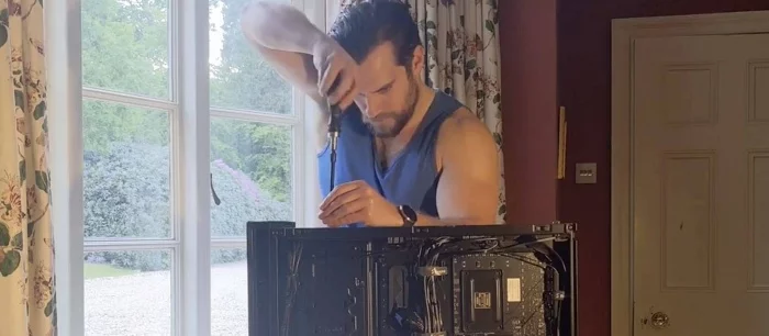 «Осторожно, он герой!»: реакции из Twitter на ПК Генри Кэвилла