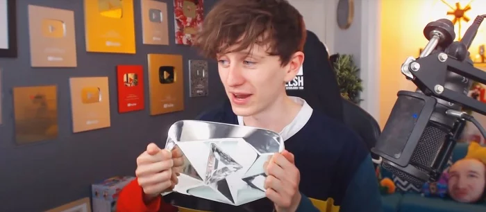 Парень обманул YouTube и узнал, как получить бриллиантовую кнопку без 10 млн подписчиков