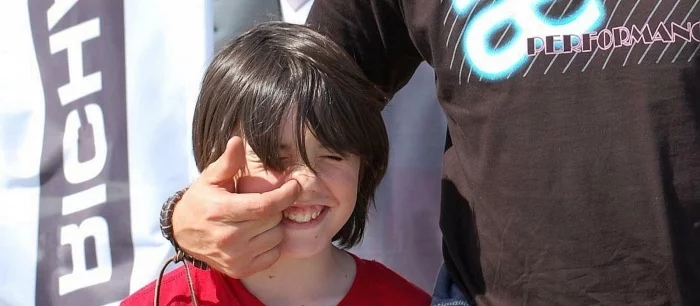 Парень выложил смешное фото с Полом Уокером, который ковыряется у него в носу