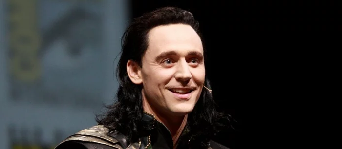 Звезду «Мстителей» Тома Хиддлстона вновь превратили в Джокера. Фанатам образ понравился