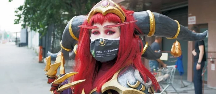 Героиня World of Warcraft раздала прохожим 1,5 тысячи «магических» защитных масок