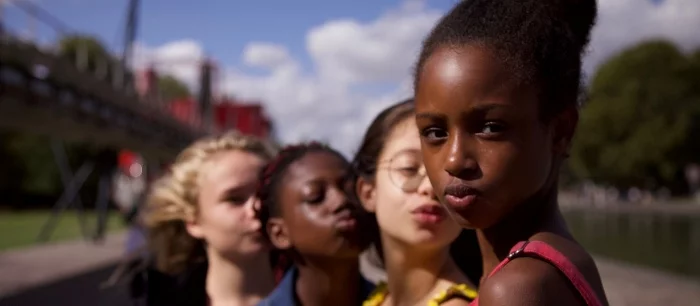 «Просто мерзко» — Netflix попала в скандал из-за фильма про тверкающих девочек