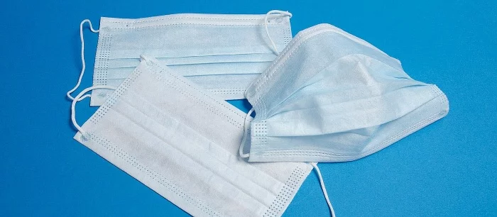 Ютубер сделал «пистолет», стреляющий в людей медицинскими масками, и показал его в действии