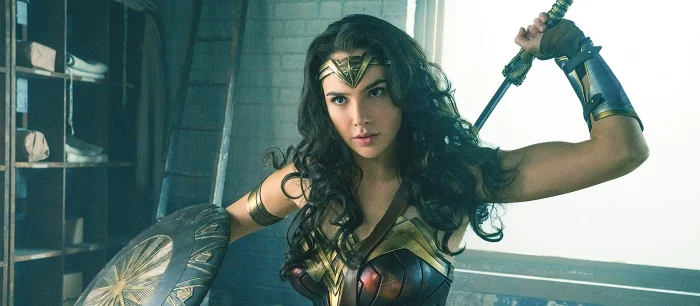 Девушка качественно закосплеила Чудо-женщину из фильмов DC. Ее сложно отличить от Галь Гадот