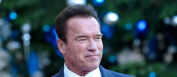 Фанат подарил Арнольду Шварценеггеру трубку в виде головы Терминатора. Актёр прислал ему фото