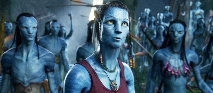 На новых фото со съёмок «Аватара 2» показали Сигурни Уивер. Она счастлива и смеётся