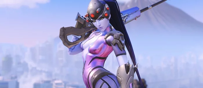 Девушка удачно закосплеила Роковую вдову из Overwatch и попала в топ Reddit