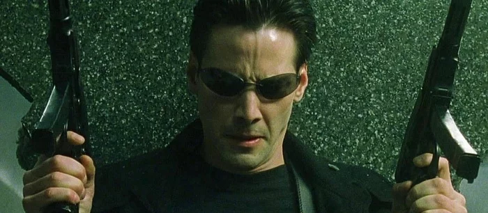 Фанаты засняли практически лысого Киану Ривза на съёмках «Матрицы 4» (фото)