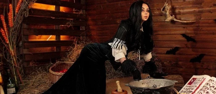 Геральт оценит. Косплеерша показала сексуальную  Йеннифэр с бокалом вина