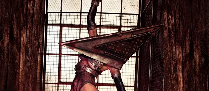 Грешники есть? Сексуальная косплеерша перевоплотилась в Пирамидоголового из Silent Hill