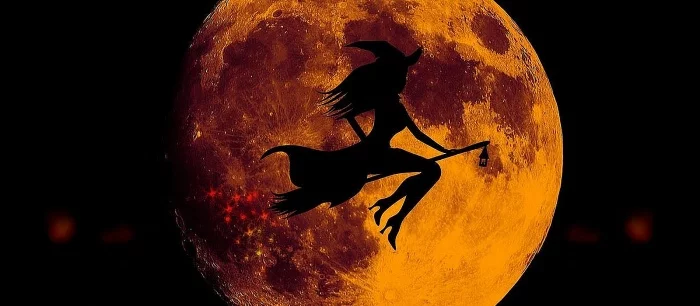 Сексуальная косплеерша показала очень горячую ведьмочку