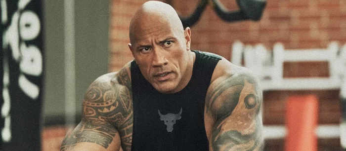 Скала разбил голову на тренировке и с улыбкой попробовал свою кровь на видео