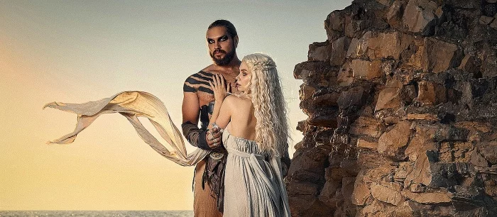 Субботний косплей: обнаженная Дейенерис, прекрасная Элизабет, элегантная Женщина-кошка — и не только