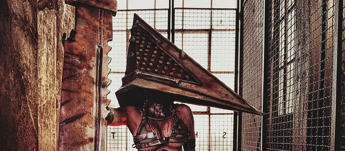 А ты много грешил? Горячая косплеерша показала новые фото Пирамидоголового из Silent Hill