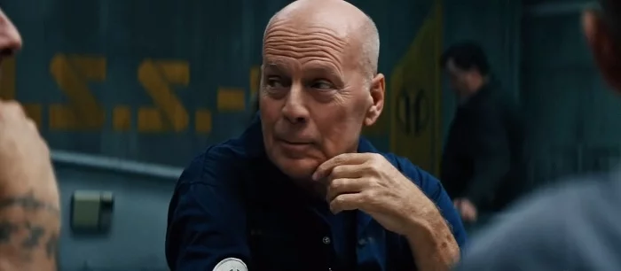 Брюс Уиллис улетел в космос, чтобы убить «чужого»: актер снялся в новом трэшаке