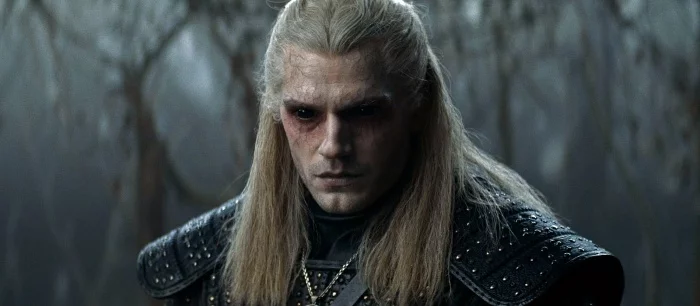 Генри Кавилла схватили: в новой сцене «Ведьмака» Геральт попадает в плен в туманном лесу