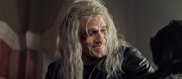 Генри Кавилла, уплетающего еду из контейнера, сфотографировали на съемках «Ведьмака»