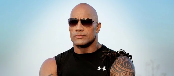 Скала настолько раскачался, что не смог влезть в автомобиль на съемках боевика Netflix — фото