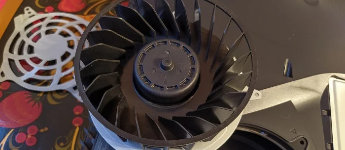 Выяснилось, почему разные PS5 шумят по-разному. Всё дело в кулерах