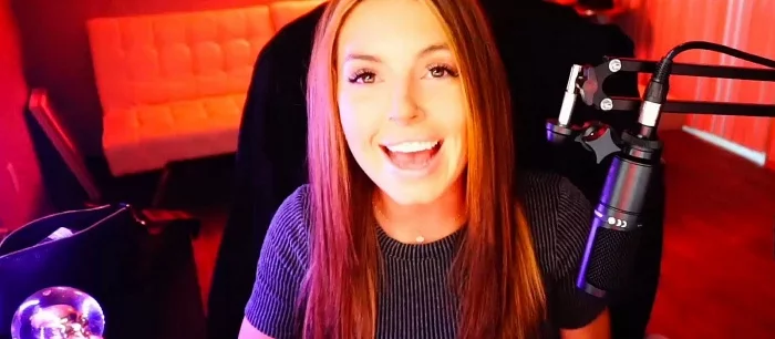 Девушка, которая полностью разделась на Twitch, сухо извинилась перед зрителями. Ее уже разбанили