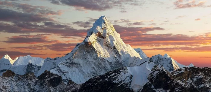 Геймер воссоздал гору Эверест внутри Minecraft в натуральную величину и транслировал восхождение — видео