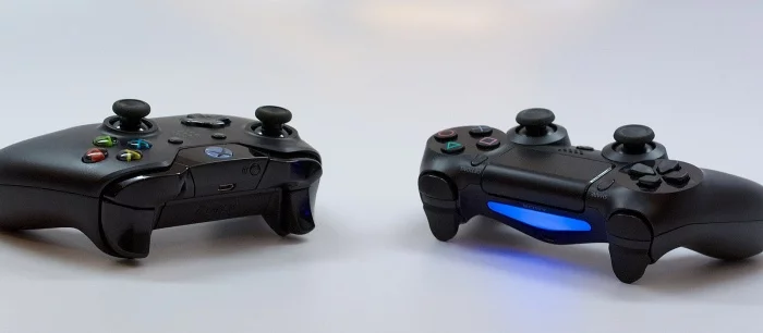 Не только Джекман и Рейнольдс воюют. Фанаты PS4 и Xbox One потроллили друг друга и попали в топ Reddit